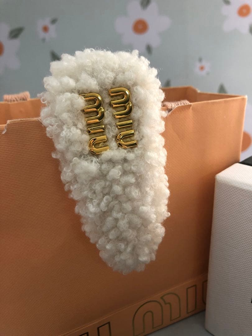 ミュウミュウ　メタルロゴヘアピン　シープスキン　ホワイト　超美品