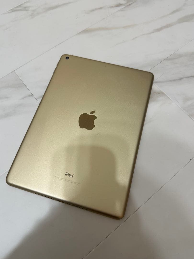 iPad 第5世代 128GB ゴールド MPGW2J／A Wi-Fi【344】