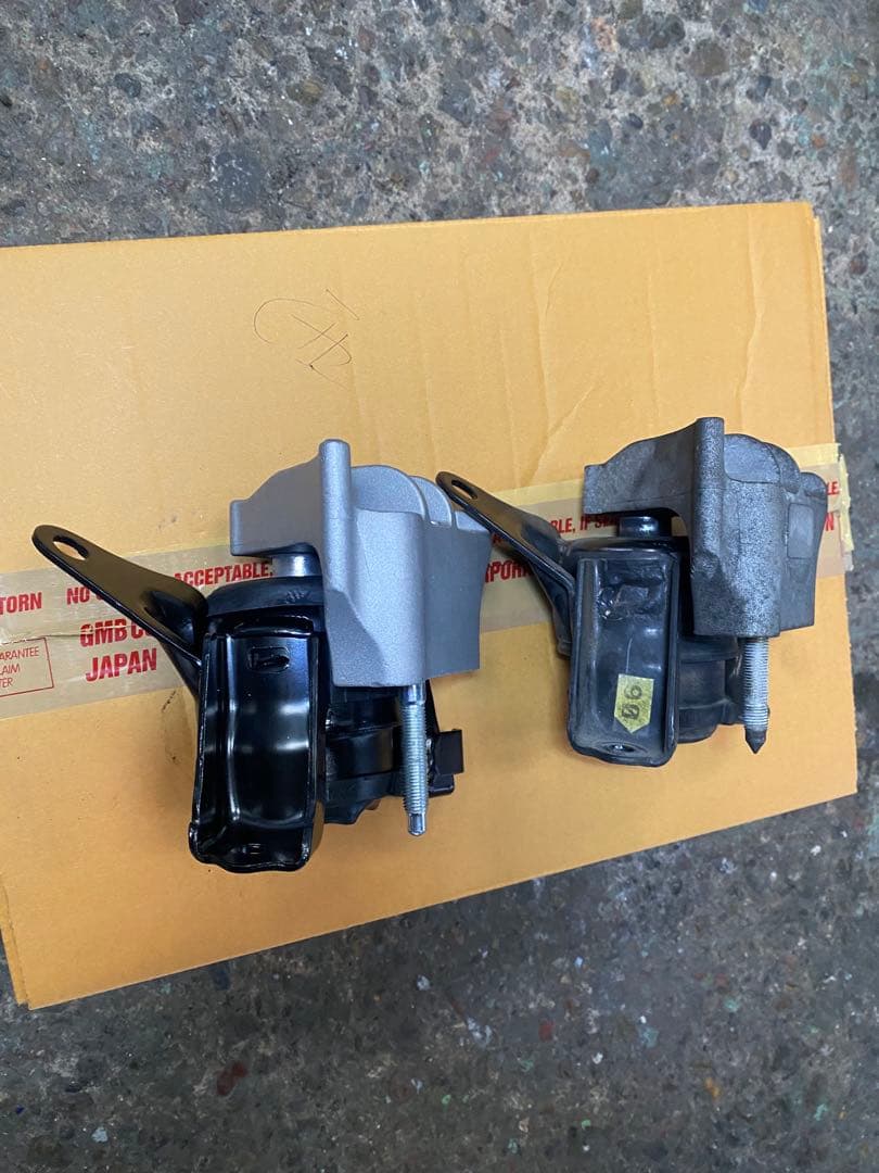 AZR60G エンジンマウント 右 12305-28080 ノア ヴォクシー