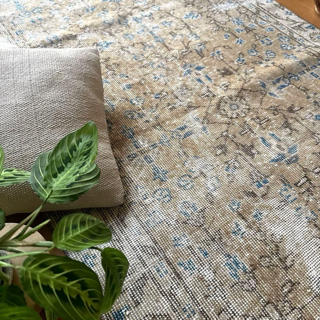 91×176淡いベージュ青い花　ボタニカル柄　トルコヴィンテージラグ