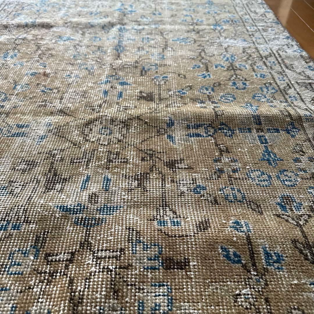 91×176淡いベージュ青い花　ボタニカル柄　トルコヴィンテージラグ