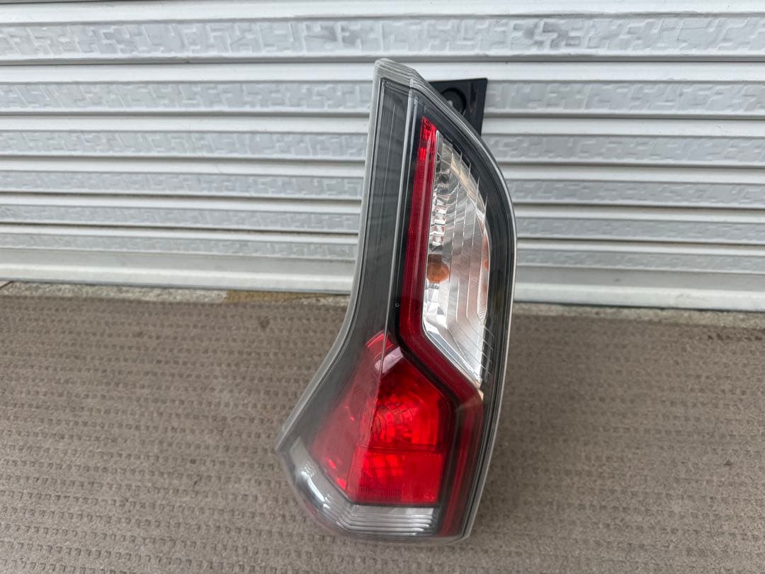 27 日産セレナライダーC27、GC27、GFC27、GFNC27用純正左