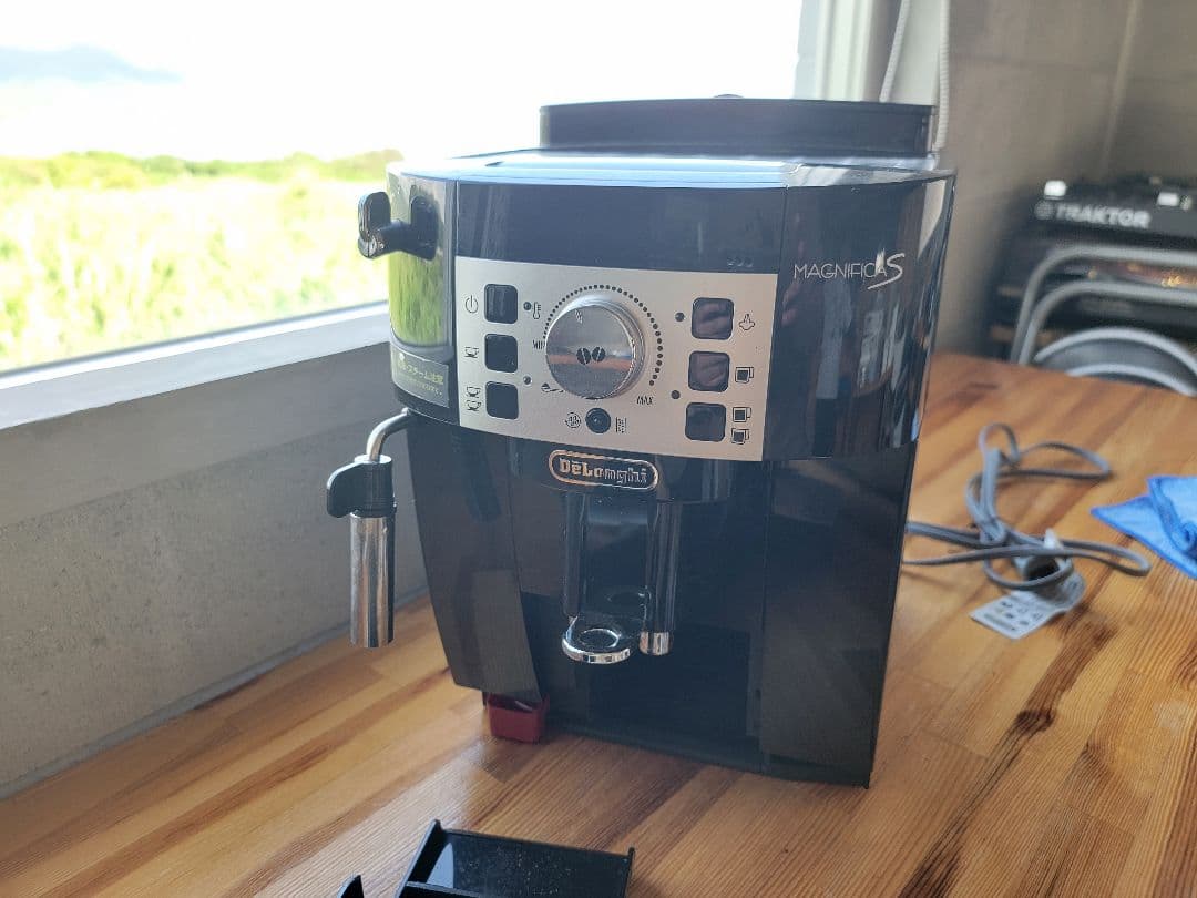 デロンギ マグニフィカS コンパクト全自動コーヒーマシン　ECAM22112B