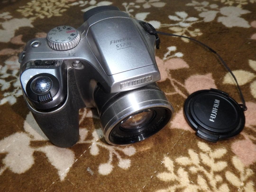 動作品 FUJIFILM S5700 FinePix デジタルカメラ乾電池駆動