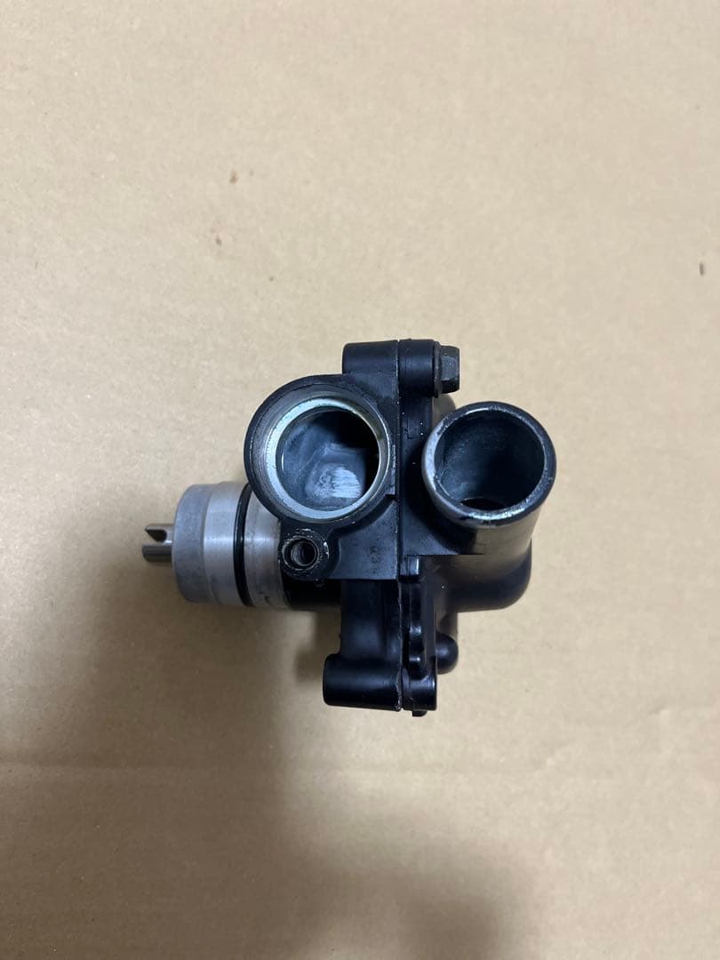 【価格相談可】GPZ900R 純正ウォーターポンプ　A16外し