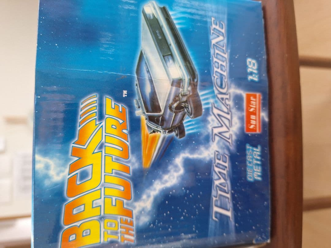 バック・トゥ・ザ・フューチャー PartⅡデロリアン 1/18模型