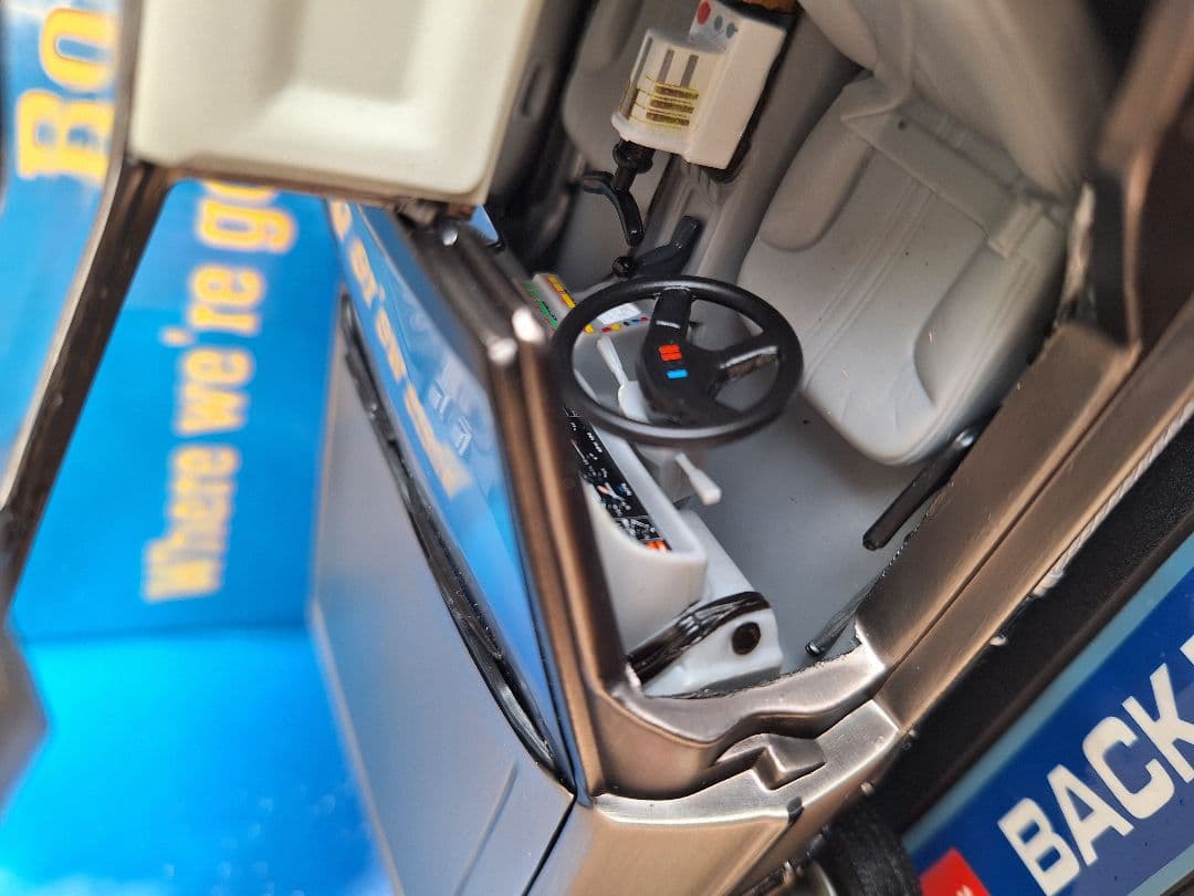 バック・トゥ・ザ・フューチャー PartⅡデロリアン 1/18模型