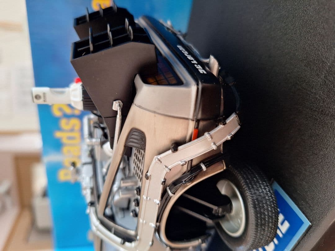 バック・トゥ・ザ・フューチャー PartⅡデロリアン 1/18模型