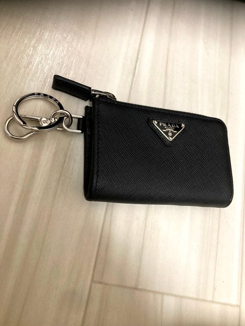 PRADAトライアングルプレート サフィアーノレザートラベルケース