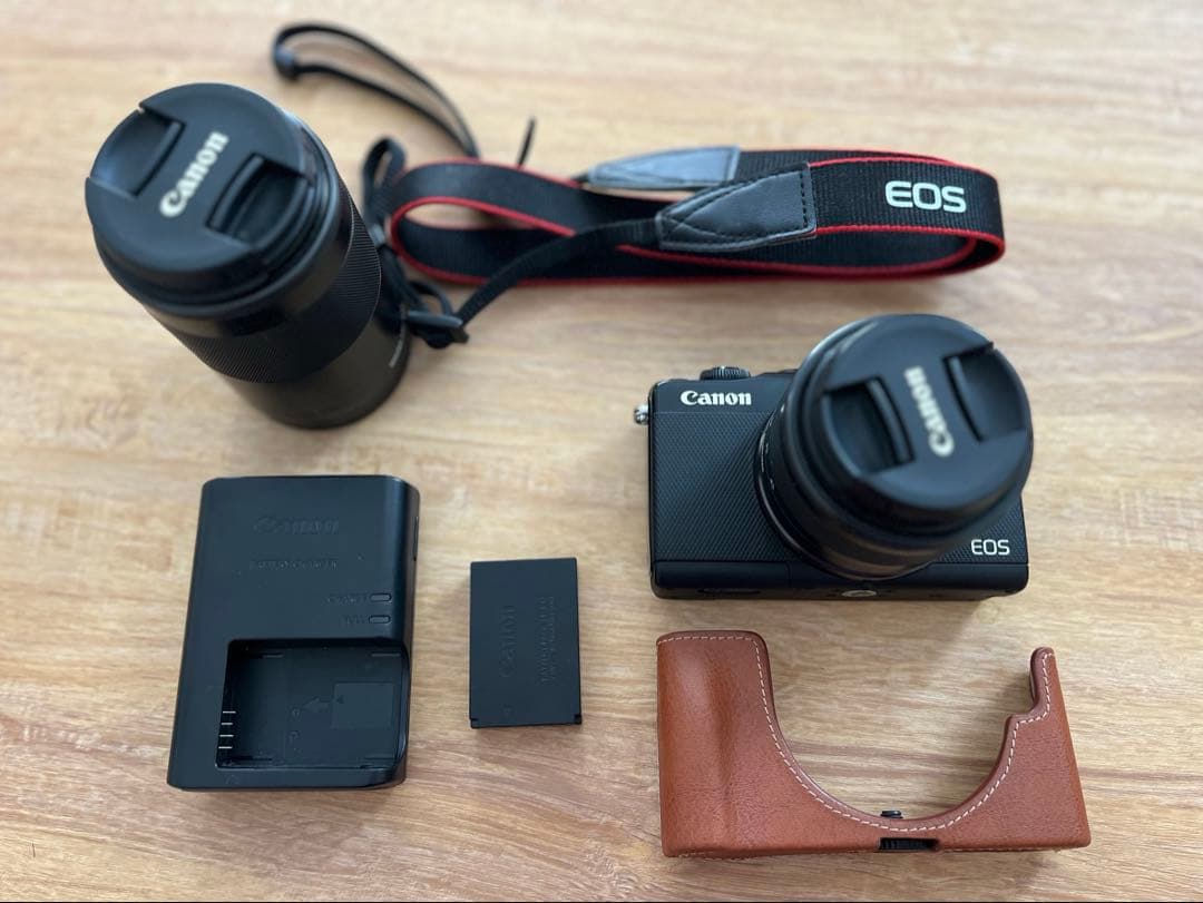 Canon EOS M100のダブルレンズキット フェイスジャケット付き