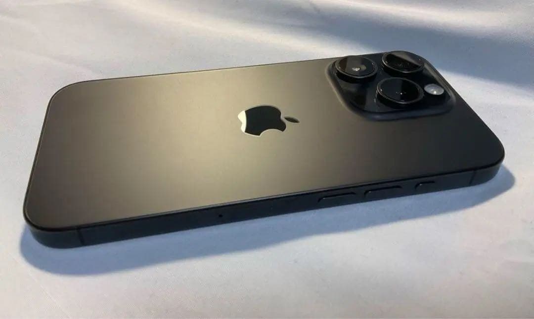 【美品】iPhone 15 pro 256GB SIMフリー ブラックチタニアム