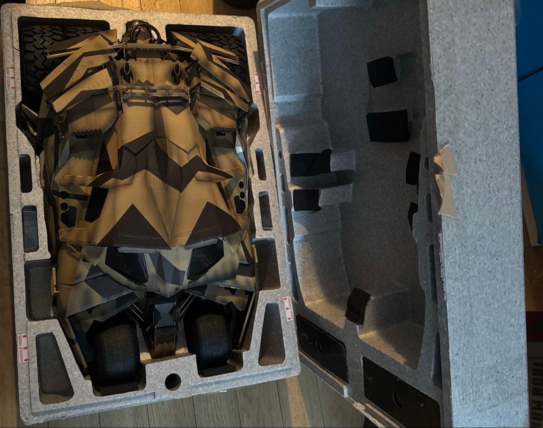 【大型1/6スケール】ホットトイズ バットモービル カモフラージュ