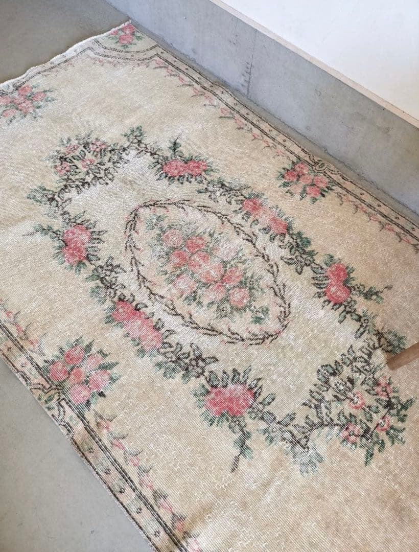 ヴィンテージラグ　大きめ/ベージュとローズピンクの上品なバラのラグ