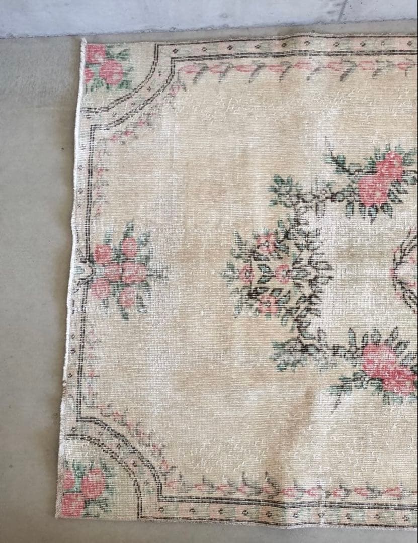 ヴィンテージラグ　大きめ/ベージュとローズピンクの上品なバラのラグ