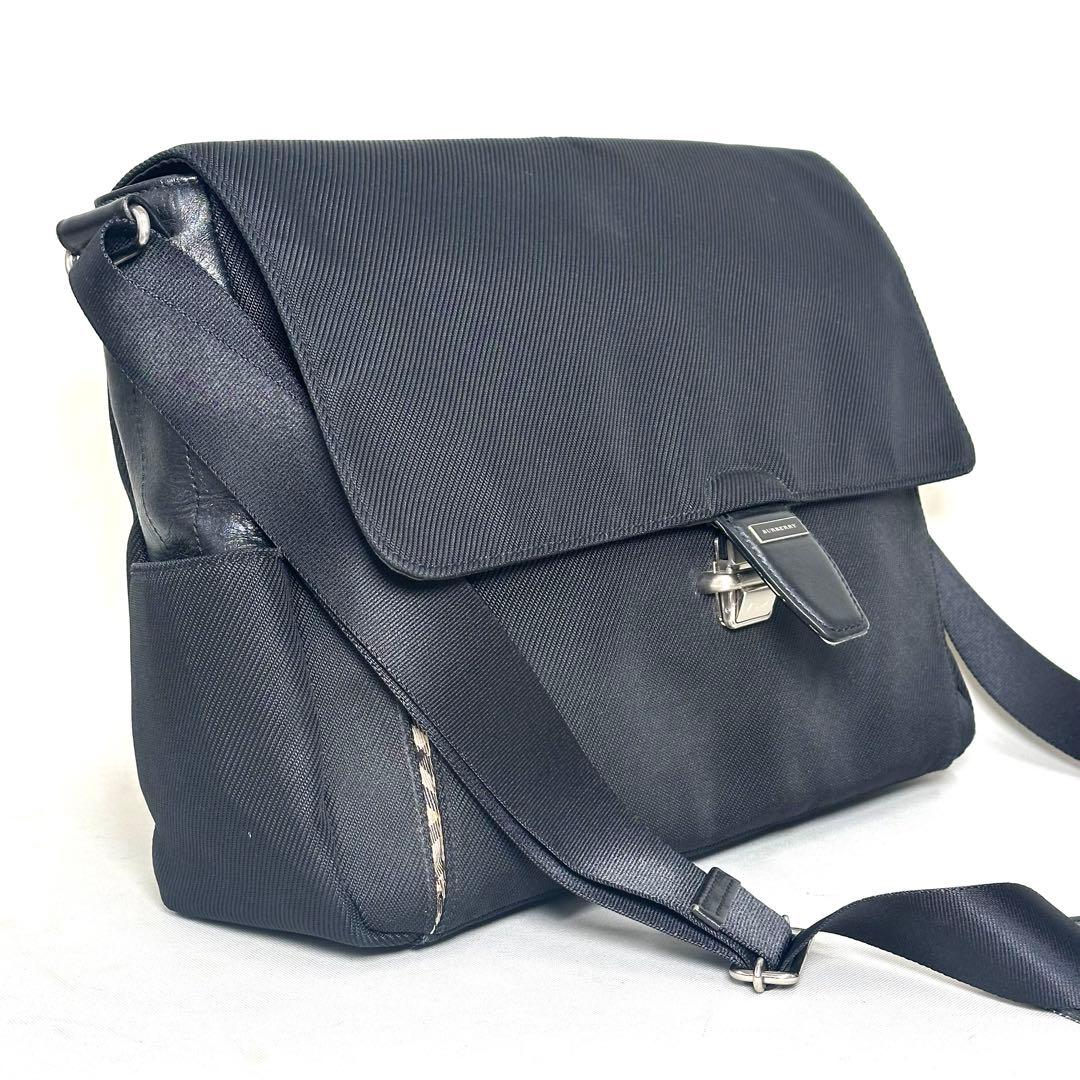 希少デザイン✨Burberry ノバチェック　メッセンジャーバッグ フラップ