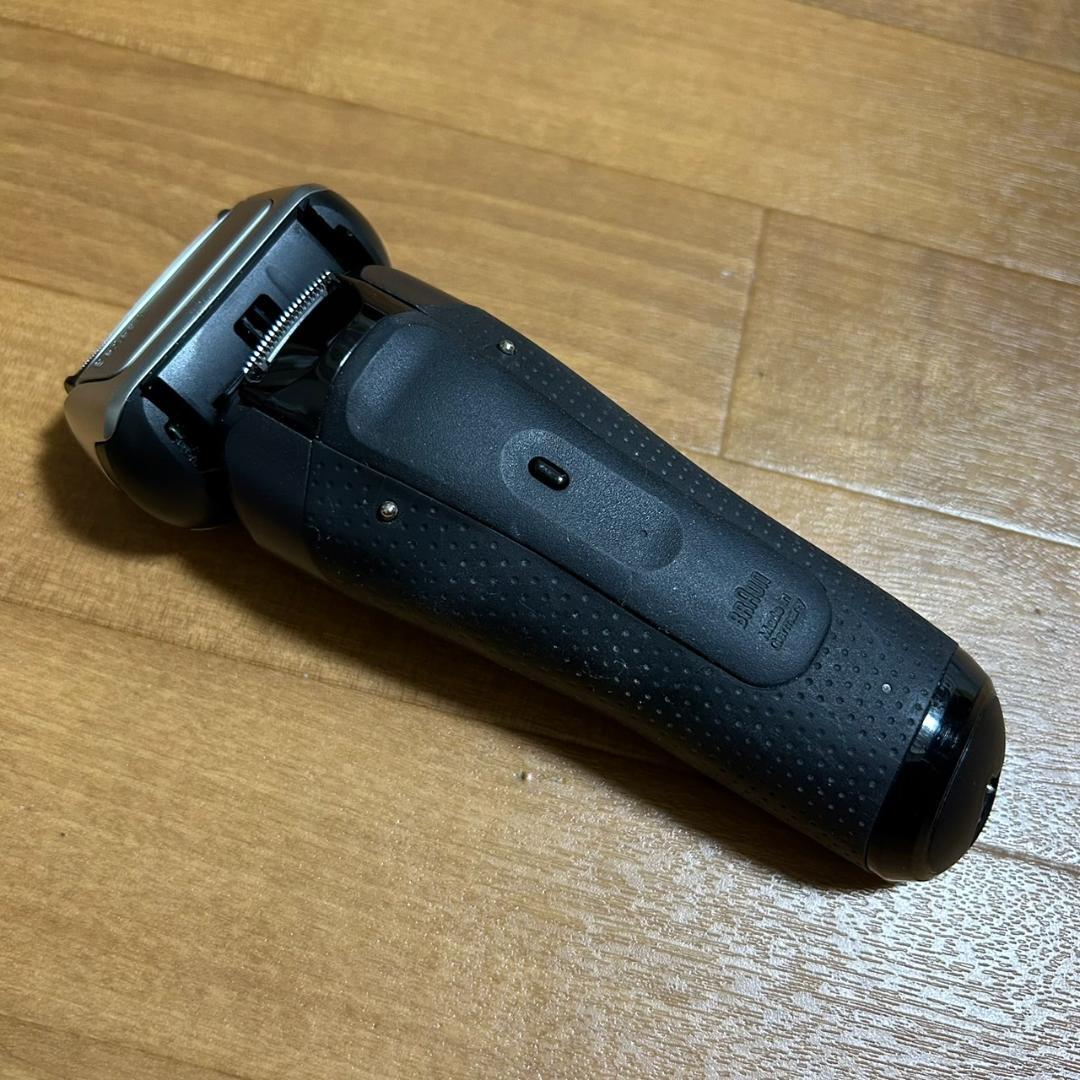 BRAUN シェーバー シリーズ8 充電式 ４＋１カットシステム