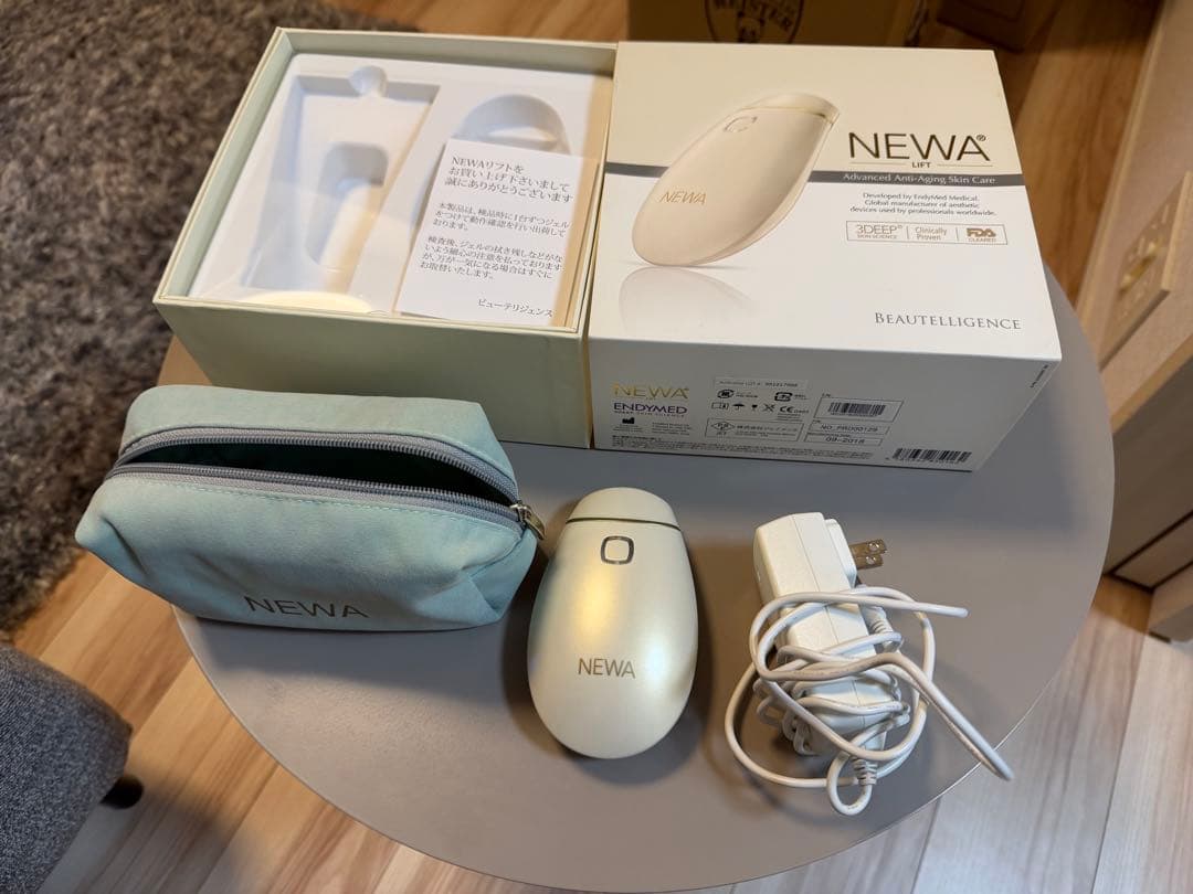 NEWA リフト美顔器 本体と付属品