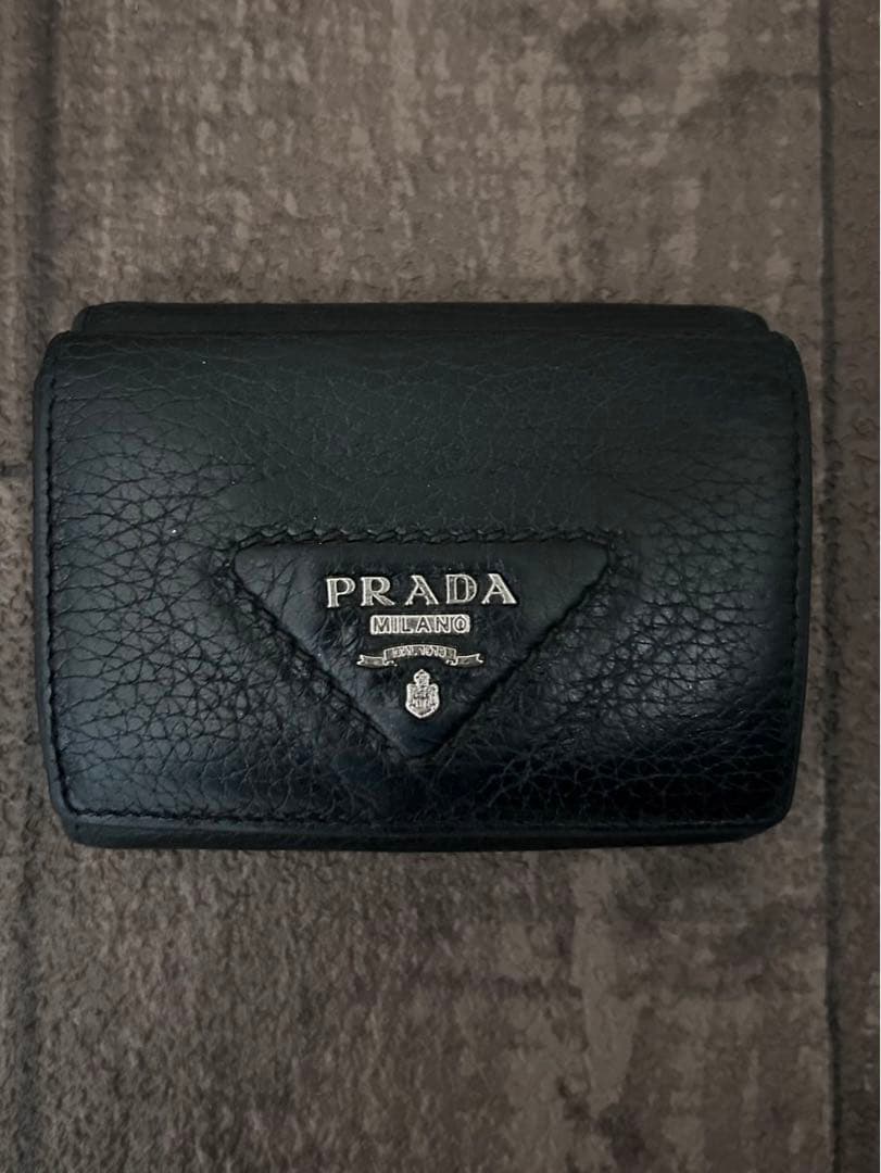 PRADA 三つ折り財布　BLACK レザー