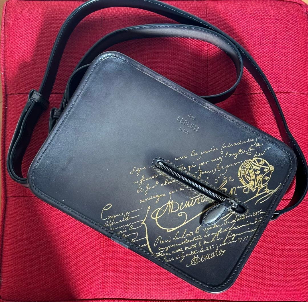 ベルルッティ　ジュルナリエスクリットレザーメッセンジャーバッグ