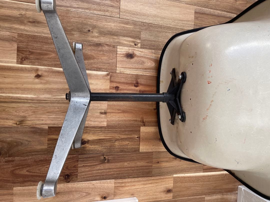 【引越しセール】ビンテージのイームズアームチェア