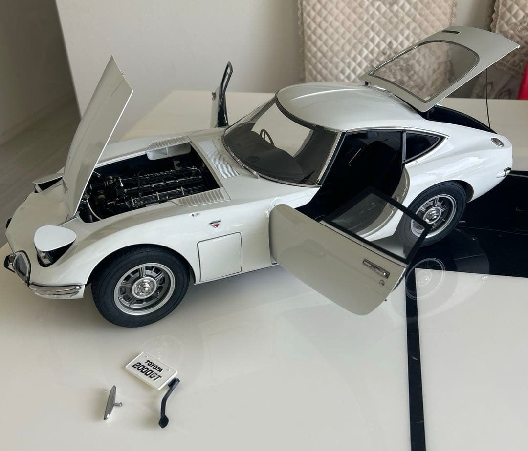 貴重なトヨタ 2000GT 1/8スケール完成版 コレクション価値のあるモデル