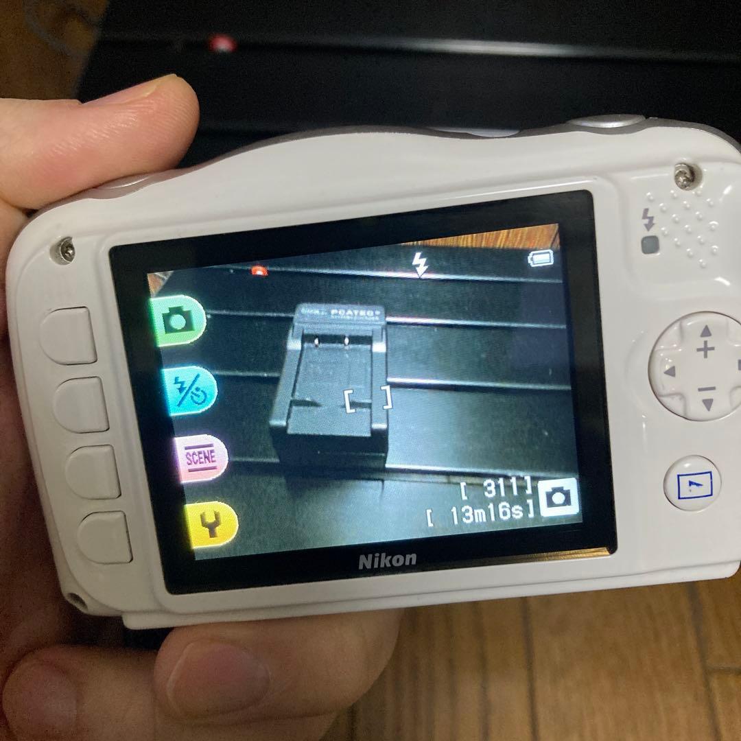 美品　Nikon COOLPIX S33 ホワイト SDカード&充電器付