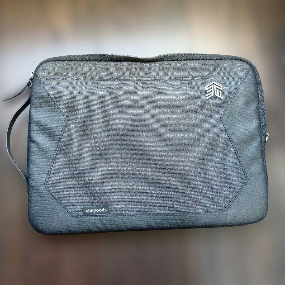 stm Myth フリース裏地つきラップトップスリーブ　13インチ