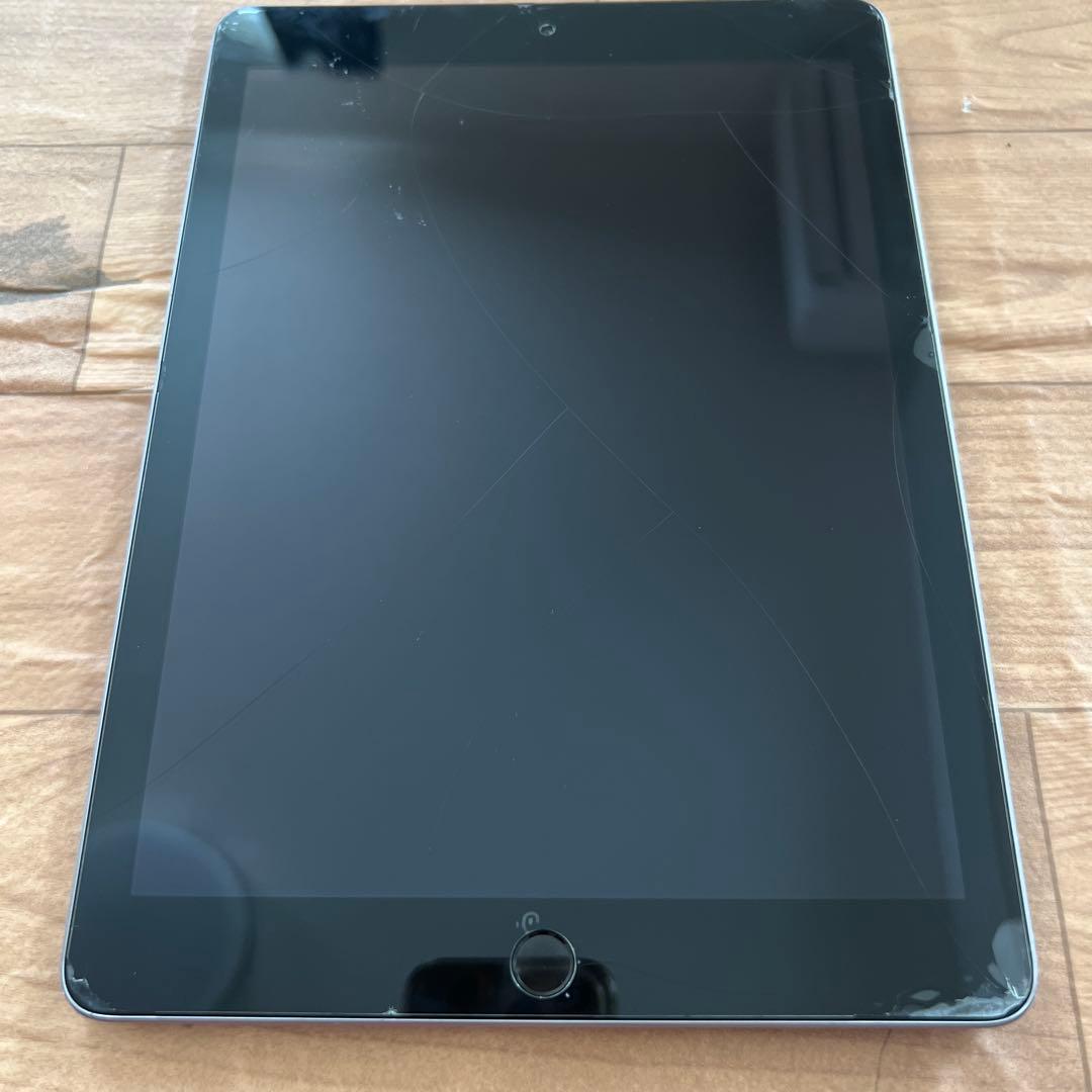 Apple iPad シルバー　第6世代　32GB