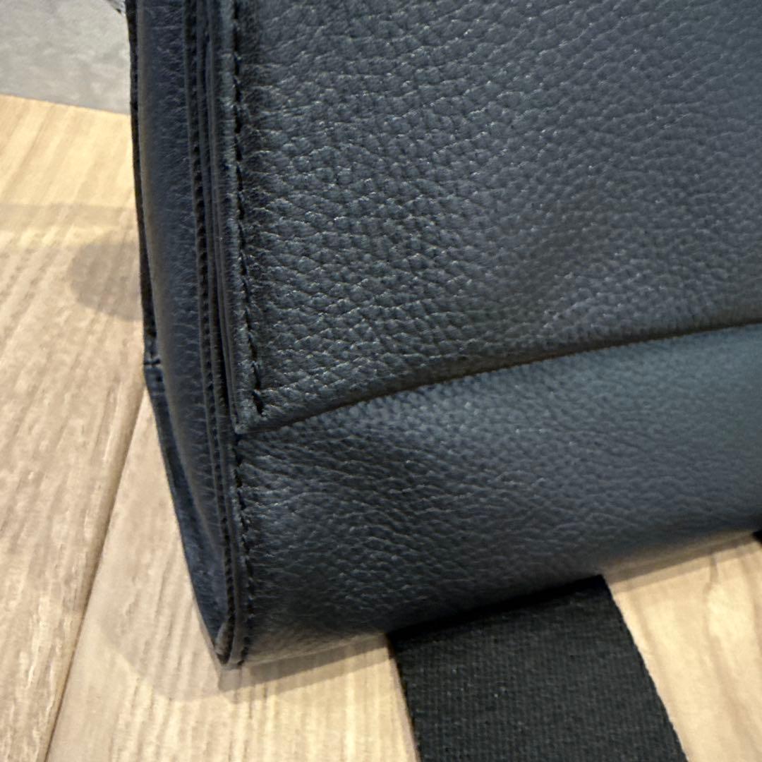 ear パピヨネ◾️本革　軽量470g ボディバッグ 黒 ドット柄ストラップ◾️