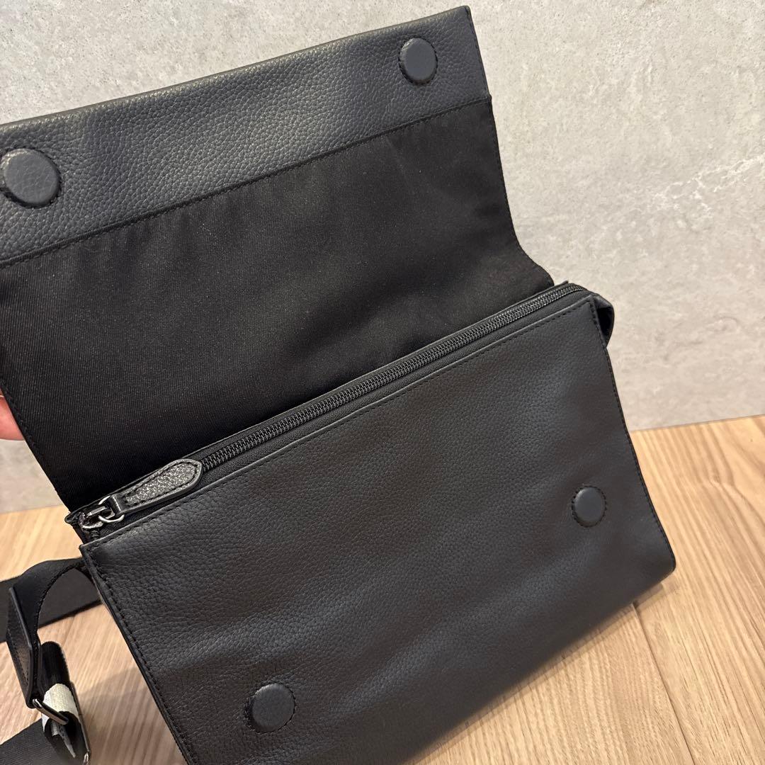 ear パピヨネ◾️本革　軽量470g ボディバッグ 黒 ドット柄ストラップ◾️