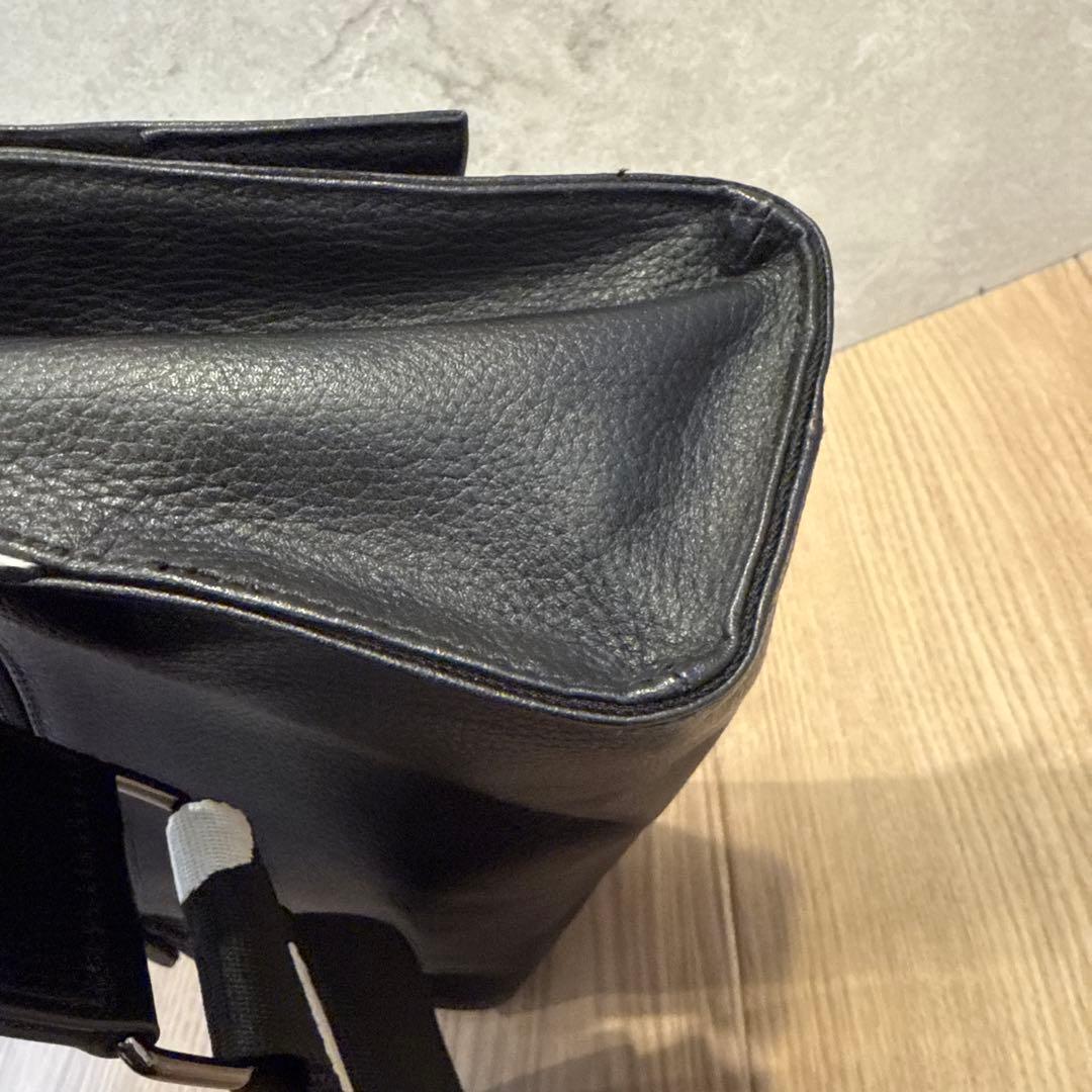 ear パピヨネ◾️本革　軽量470g ボディバッグ 黒 ドット柄ストラップ◾️