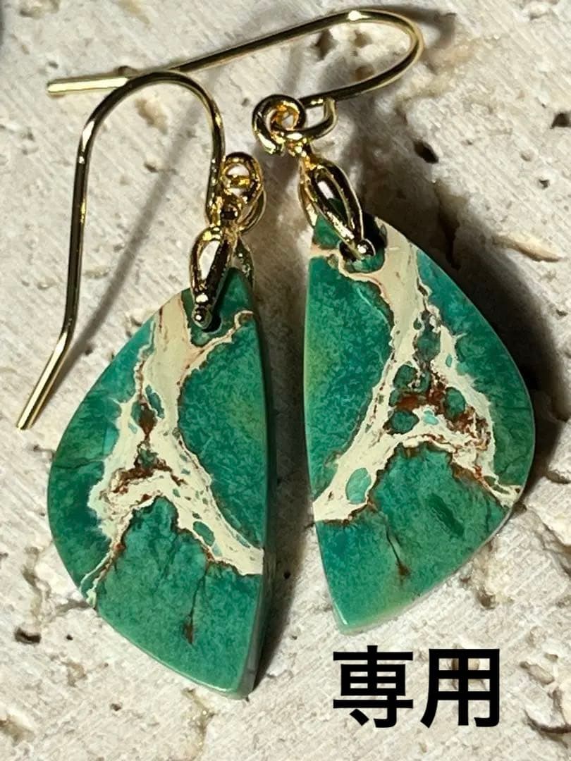 ビーゲンキ　14kgf 小ぶりなグリーンセディメントジャスパー ピアス