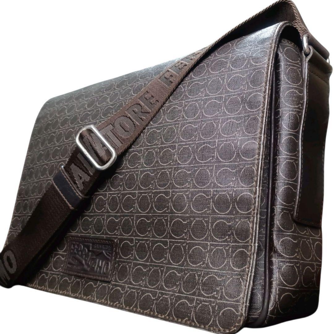 ✨Salvatore Ferragamo ガンチーニ総柄 メッセンジャーバッグ