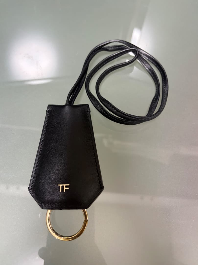 トムフォード　レザークロシェット　本革　ブラック