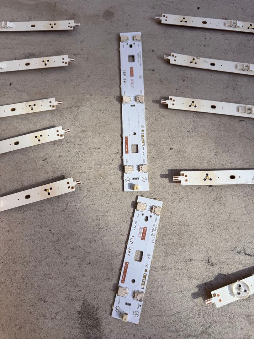 ソニー KDL-40W600B液晶テレビの基盤と配線類(ジャンク)