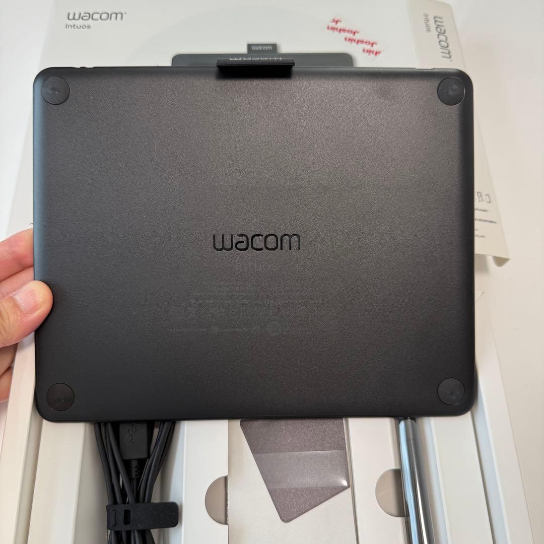 ほぼ新品 Wacom Intuos ペンタブレット 本体　ペン ワコム