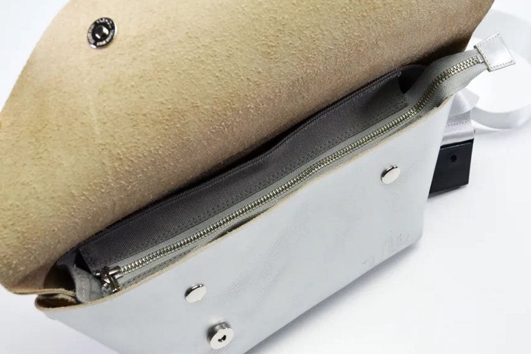 新品 Uni&co. メッセンジャーバッグ S / SILVER