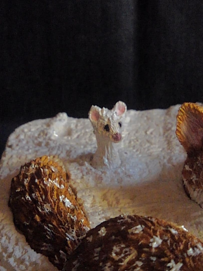 木彫りのコーギー 雪上のコーギーと狐