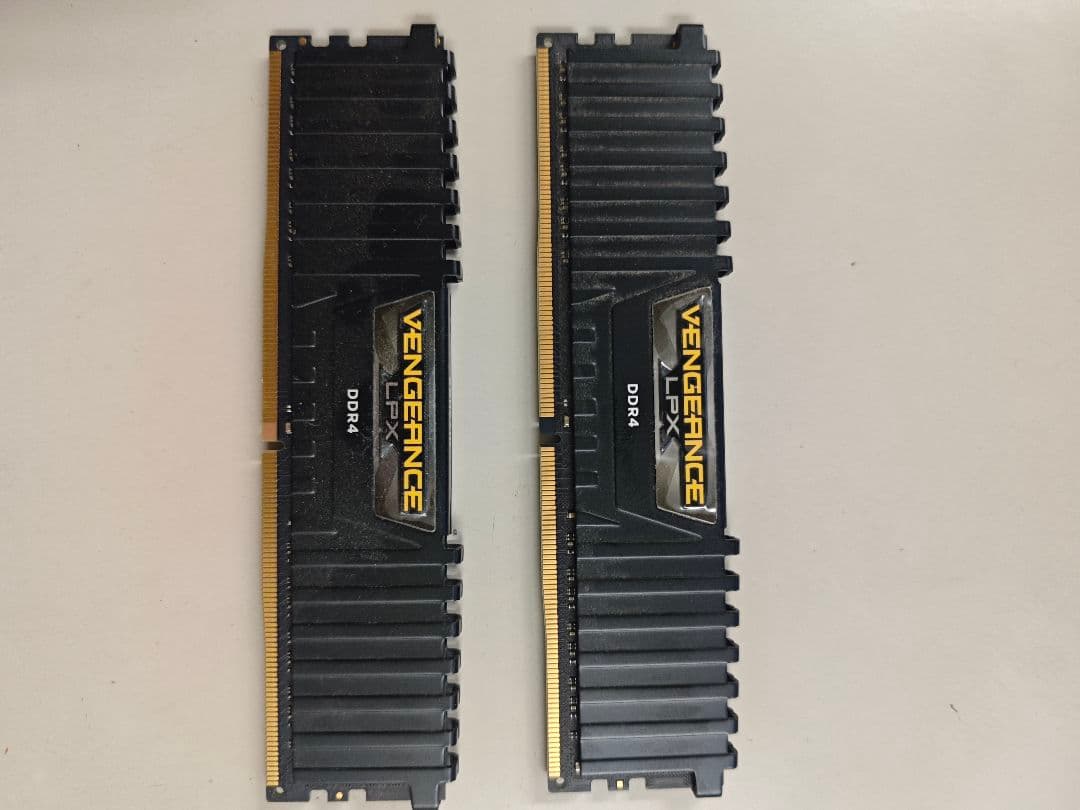 Vengeance DDR4 16GB (2x8GB) メモリ