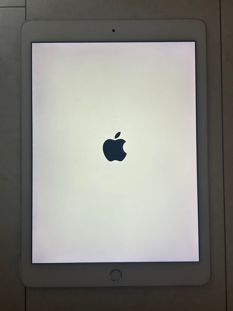 Apple iPad シルバー 本体　iPad Air 2 (第2世代 Air)