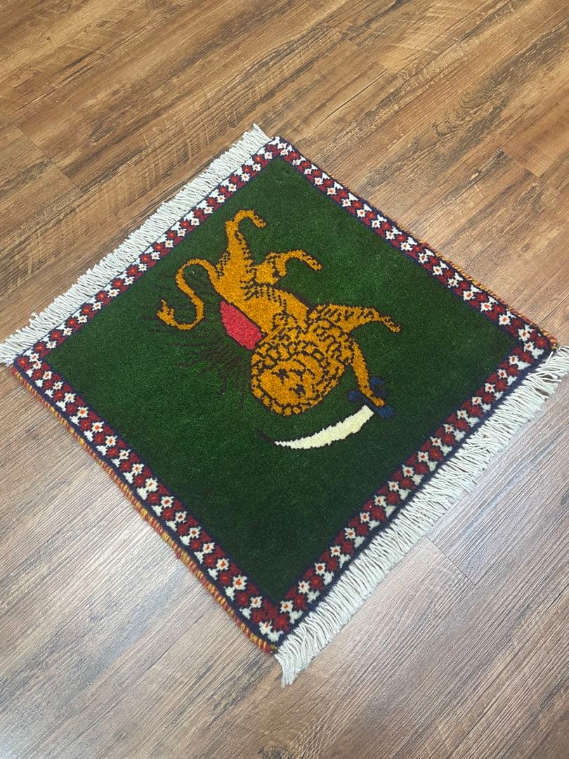 新品　ペルシャ絨毯　手織り　ヤラメ産　ライオン　緑色