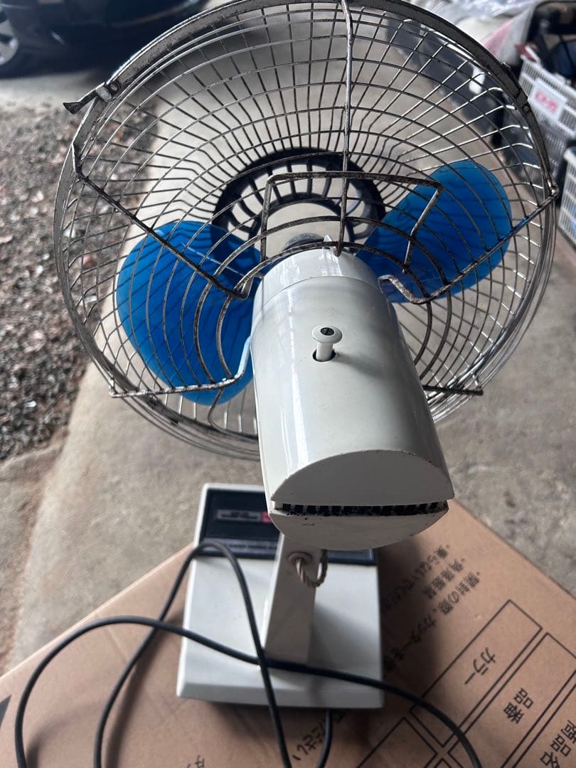 青いファンブレードの扇風機