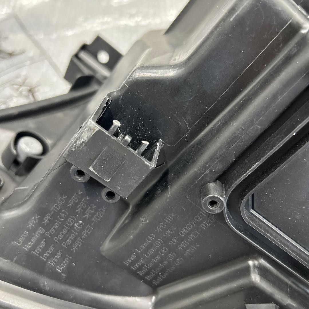 ヴォクシー右ヘッドライト