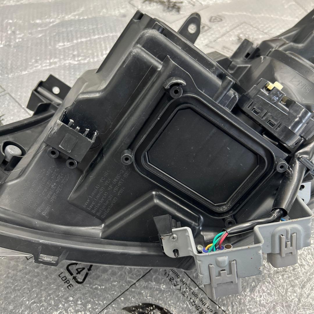 ヴォクシー右ヘッドライト