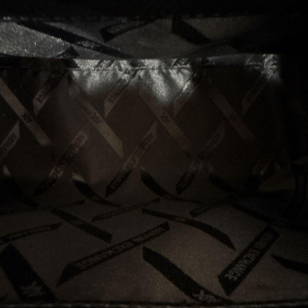 オールオーバーエンボスロゴ ミニハンドバッグ（グレイン）（EC限定カラー）