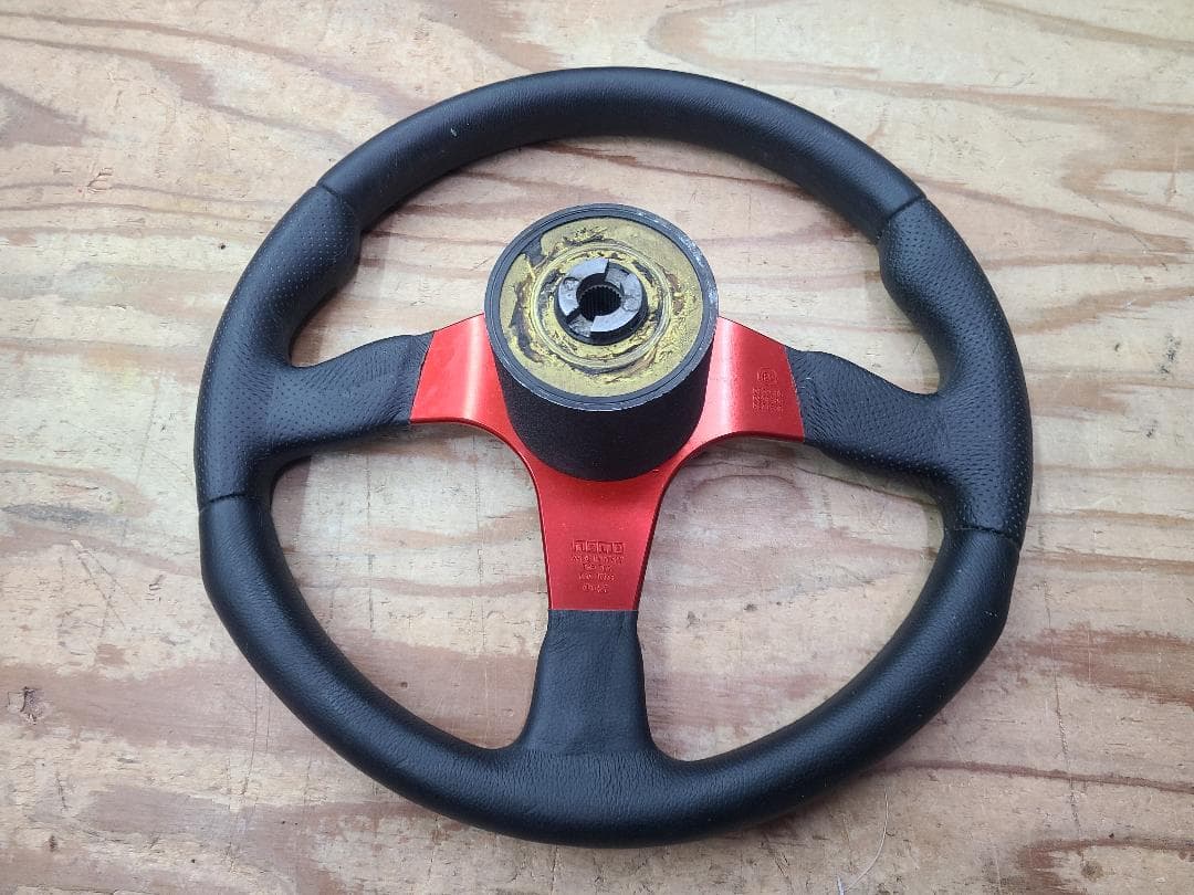 MOMO RACE ステアリング　メタリックレッド　TYP D35