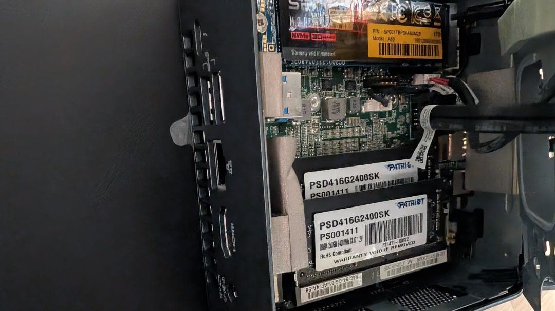 ミニPC　Intel NUC8i7BEH ベアボーン（完成品）