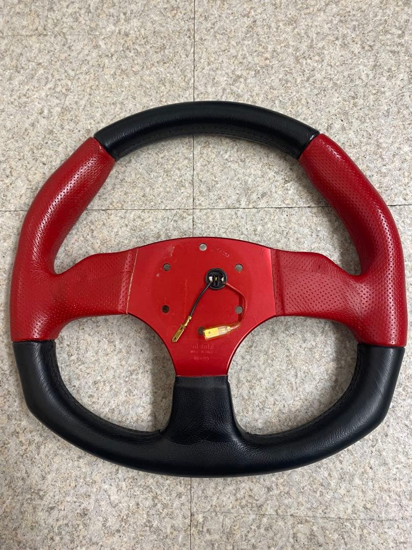 MOMO Commandステアリング 赤黒