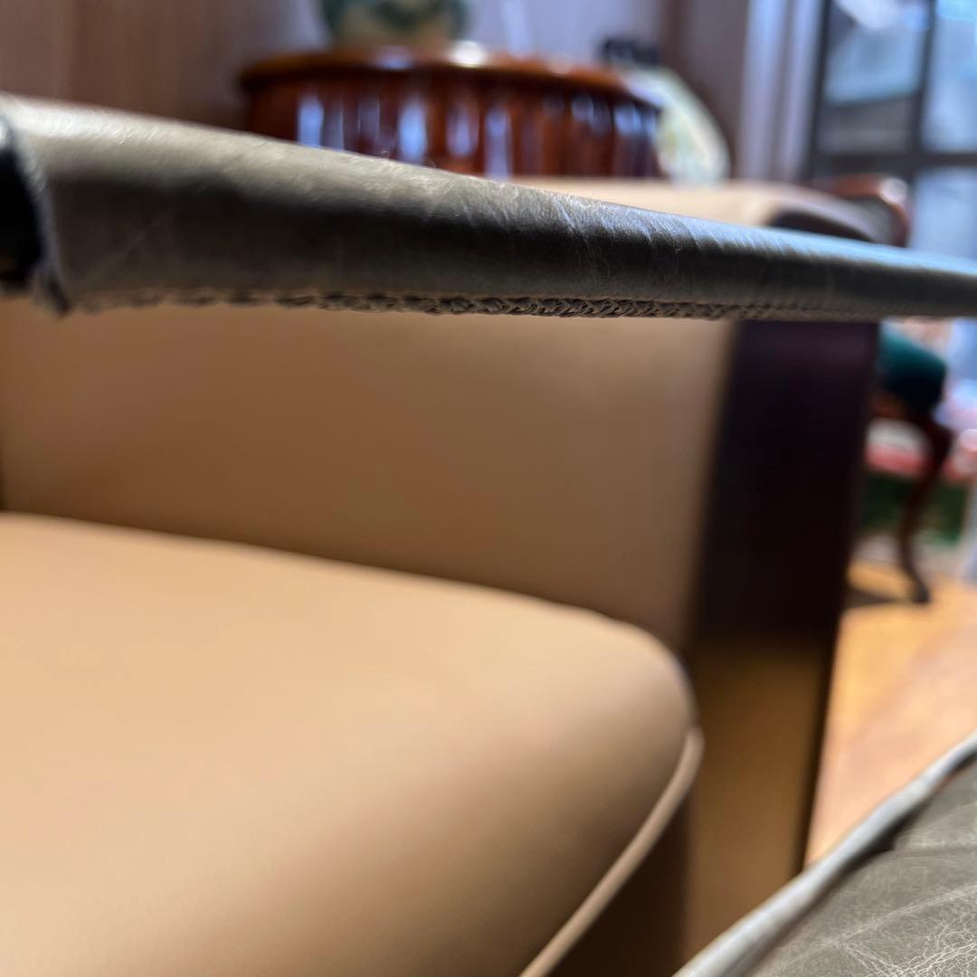 グレーレザーアームチェア　イルカの灰色