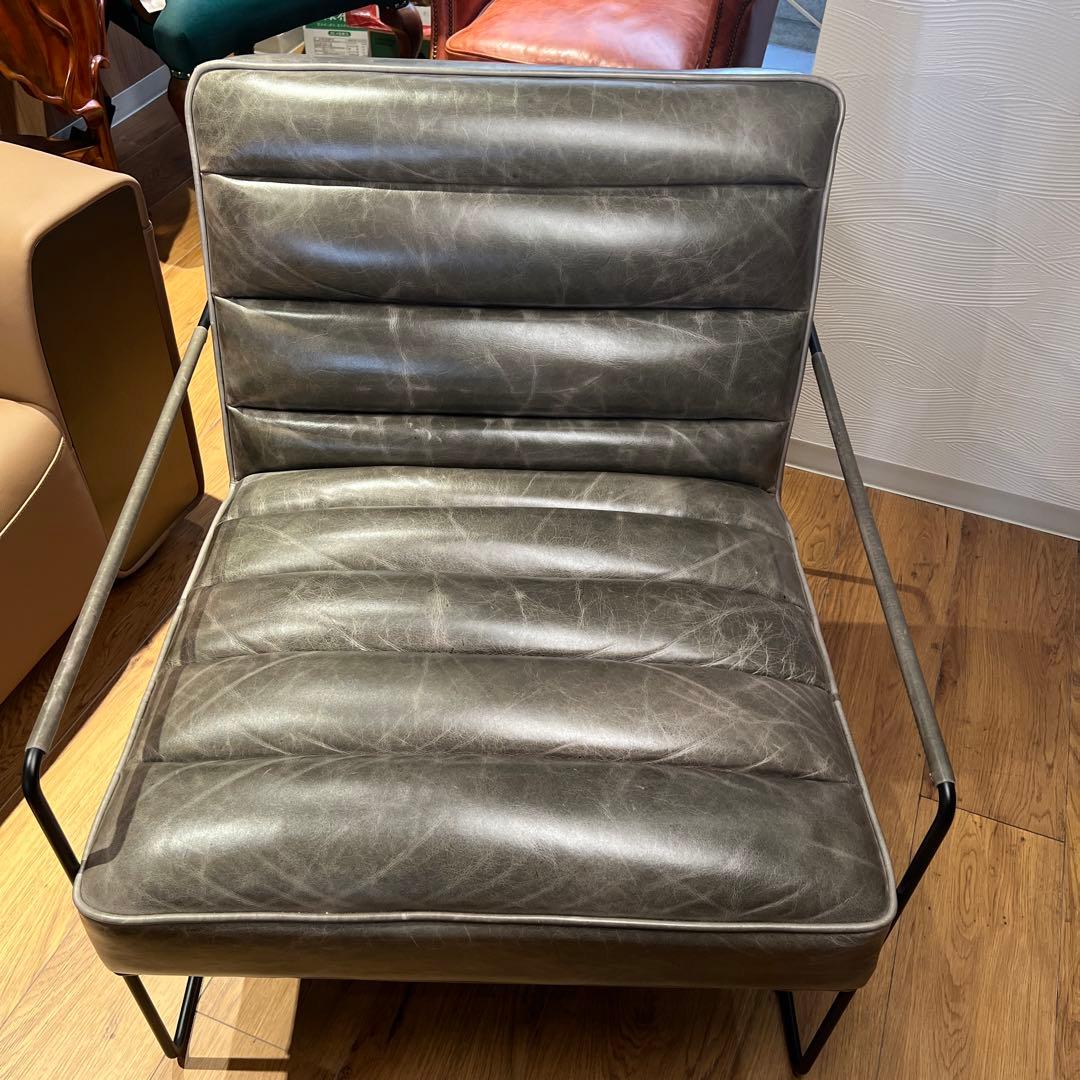 グレーレザーアームチェア　イルカの灰色